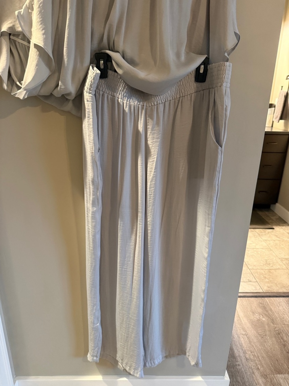 Alfani Light Gray Billow Two Piece Outfit - Picture 4 of 9